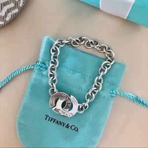 🦋Tiffany & Co Circle Clasp Toggle